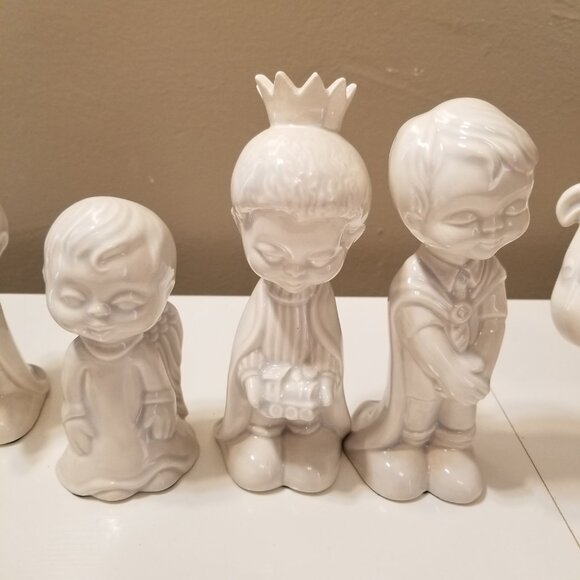 VML Hull White Ceramic Kids Nativity - Picture 3 of 7